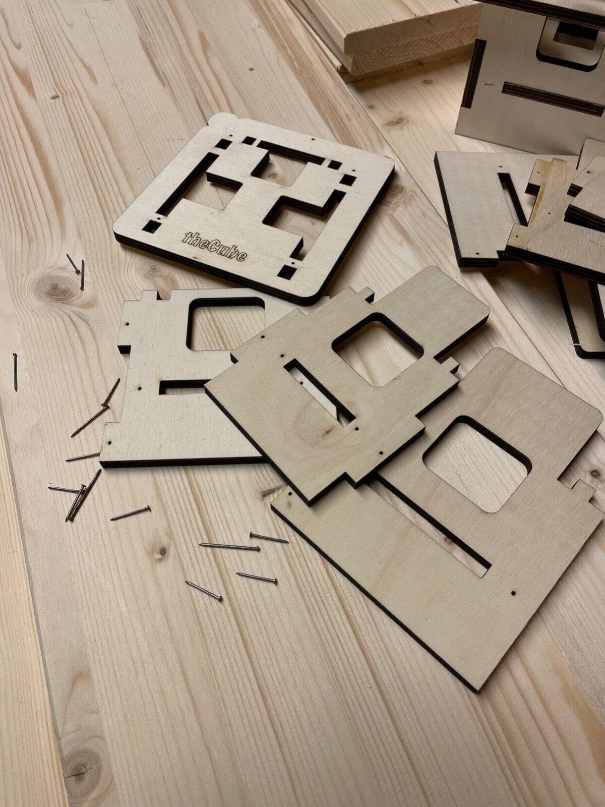 Montagewürfel-Set aus Holz für präzise Möbelmontage mit vier Würfeln und Montageanleitung