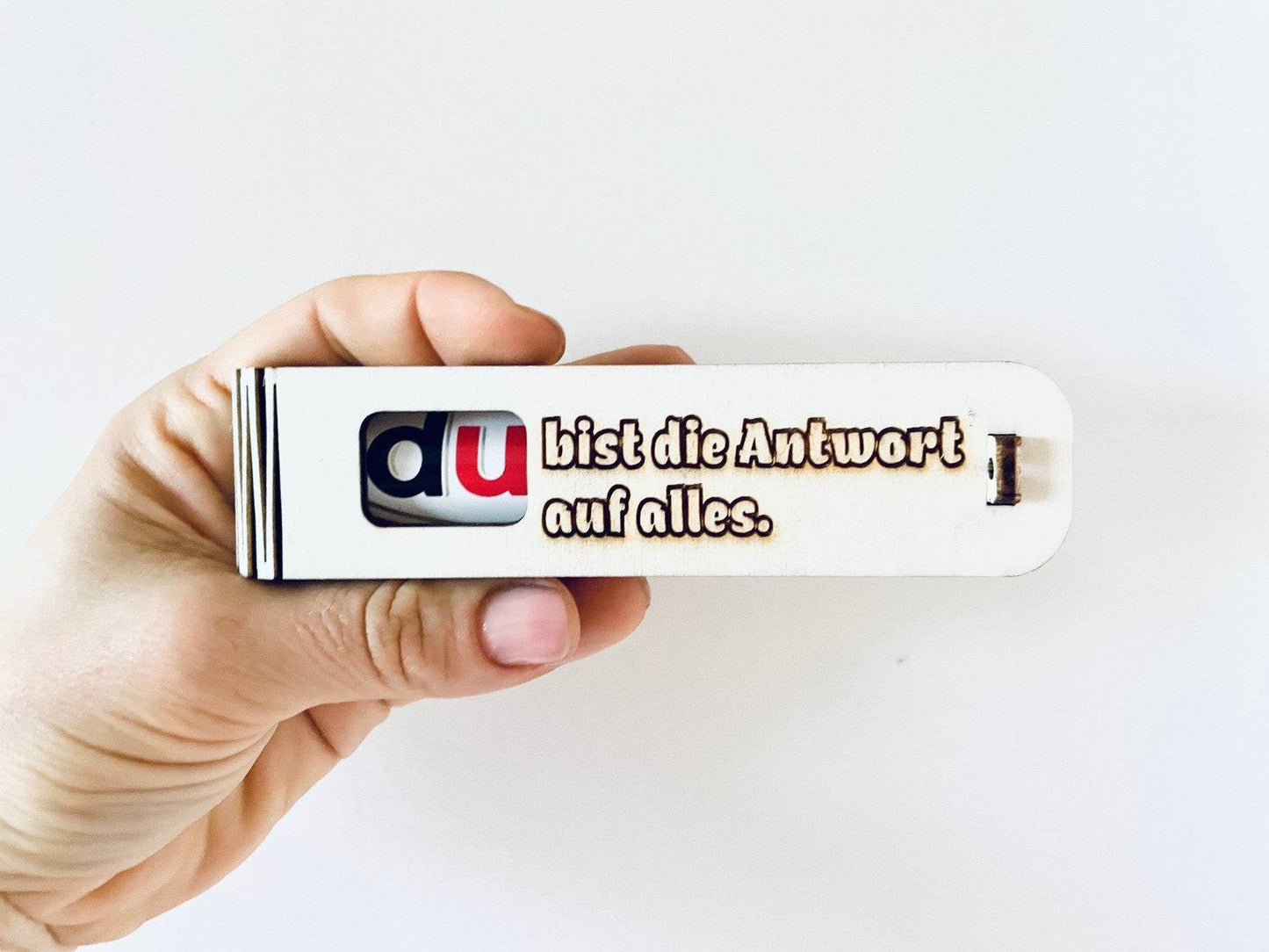 Humorvolle Geschenkbox Du bist die Antwort aus Holz mit Duplo Schokoriegel und liebevoller Gravur