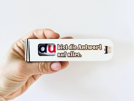 Humorvolle Geschenkbox Du bist die Antwort aus Holz mit Duplo Schokoriegel und liebevoller Gravur