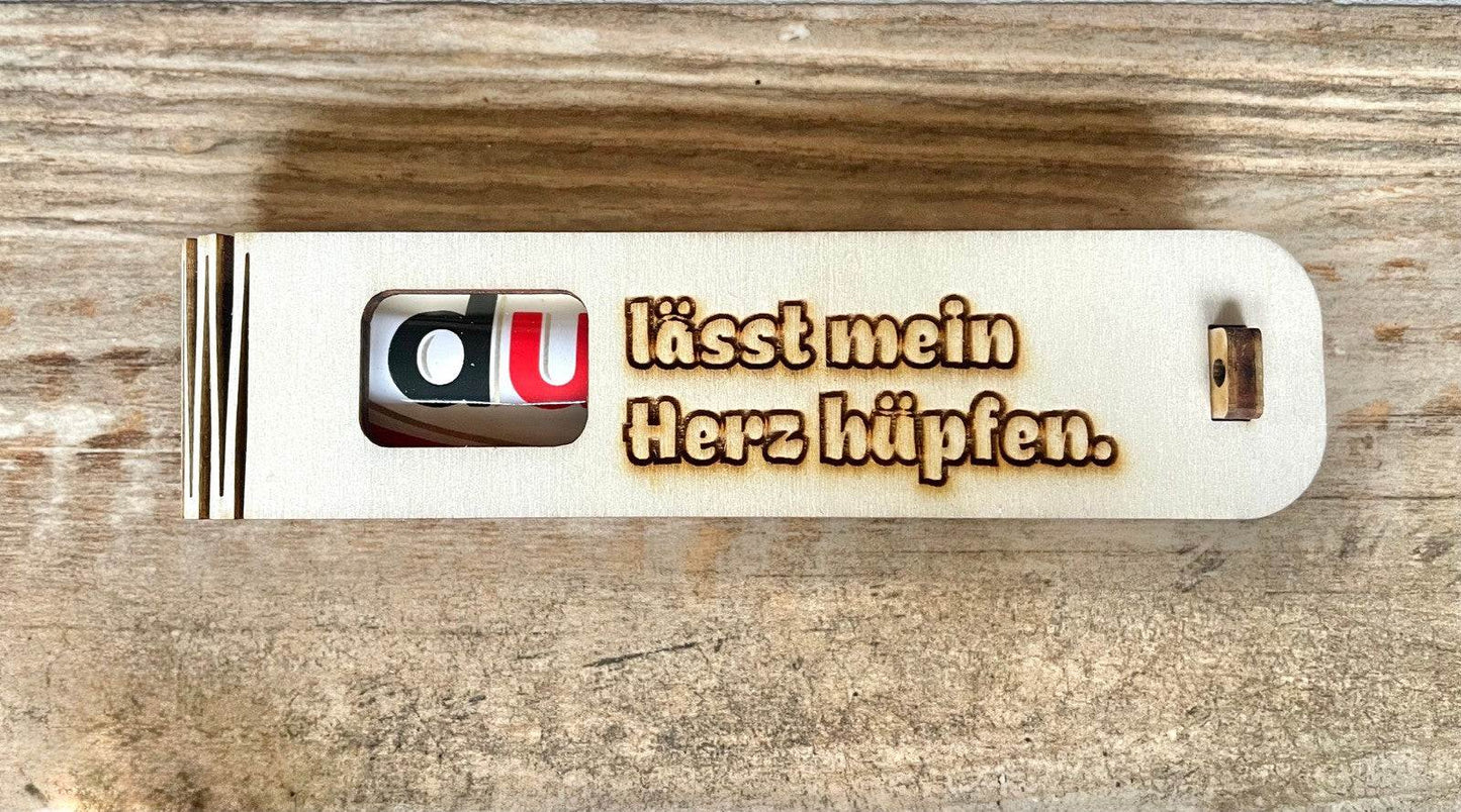 Praktische Geschenkbox aus Holz mit Gravur „Du lässt mein Herz hüpfen“ und süßer Duplo Überraschung