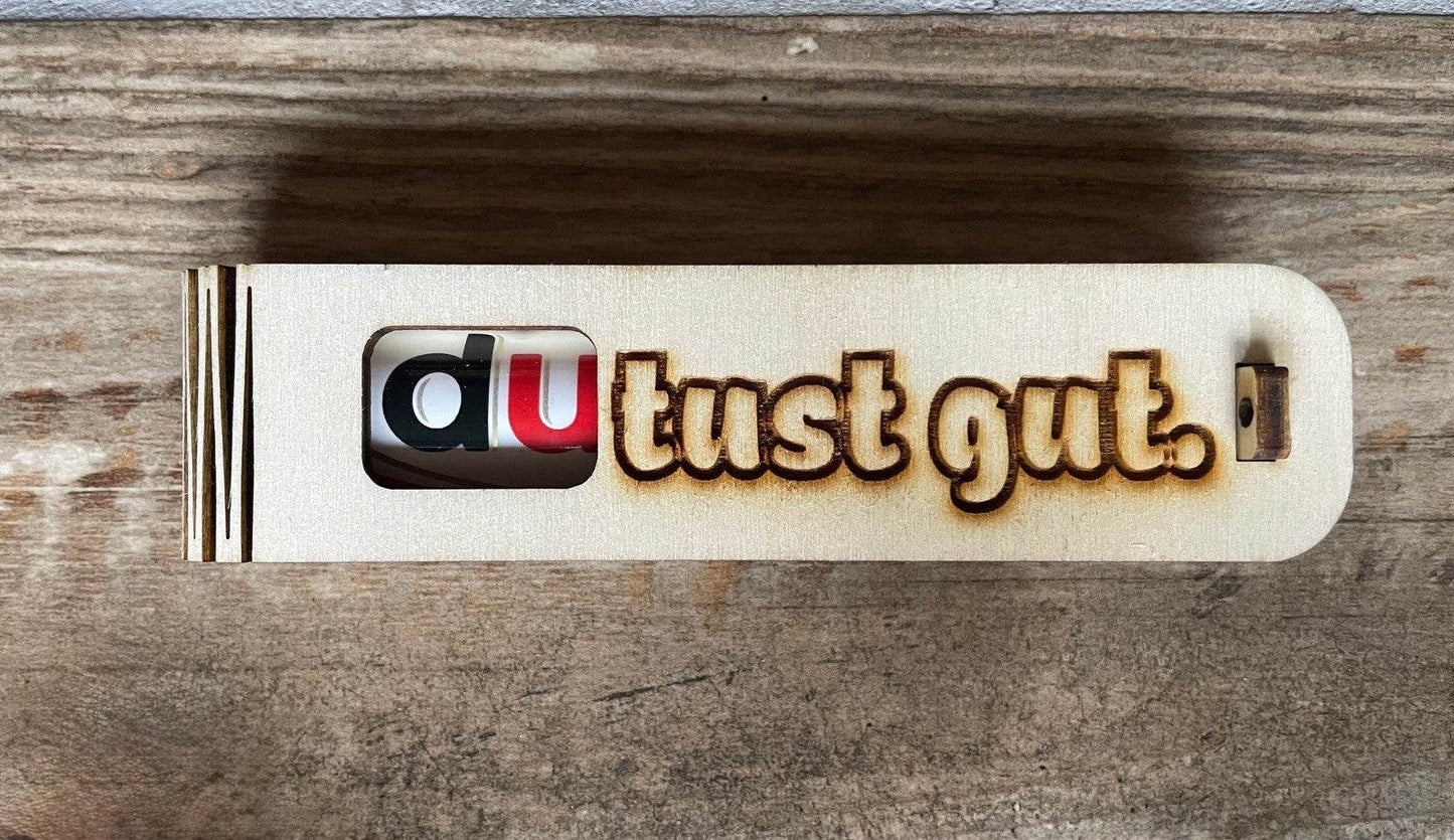Duplo Überraschungsgeschenk in gravierter Holzbox mit liebevoller Botschaft "Du tust gut"
