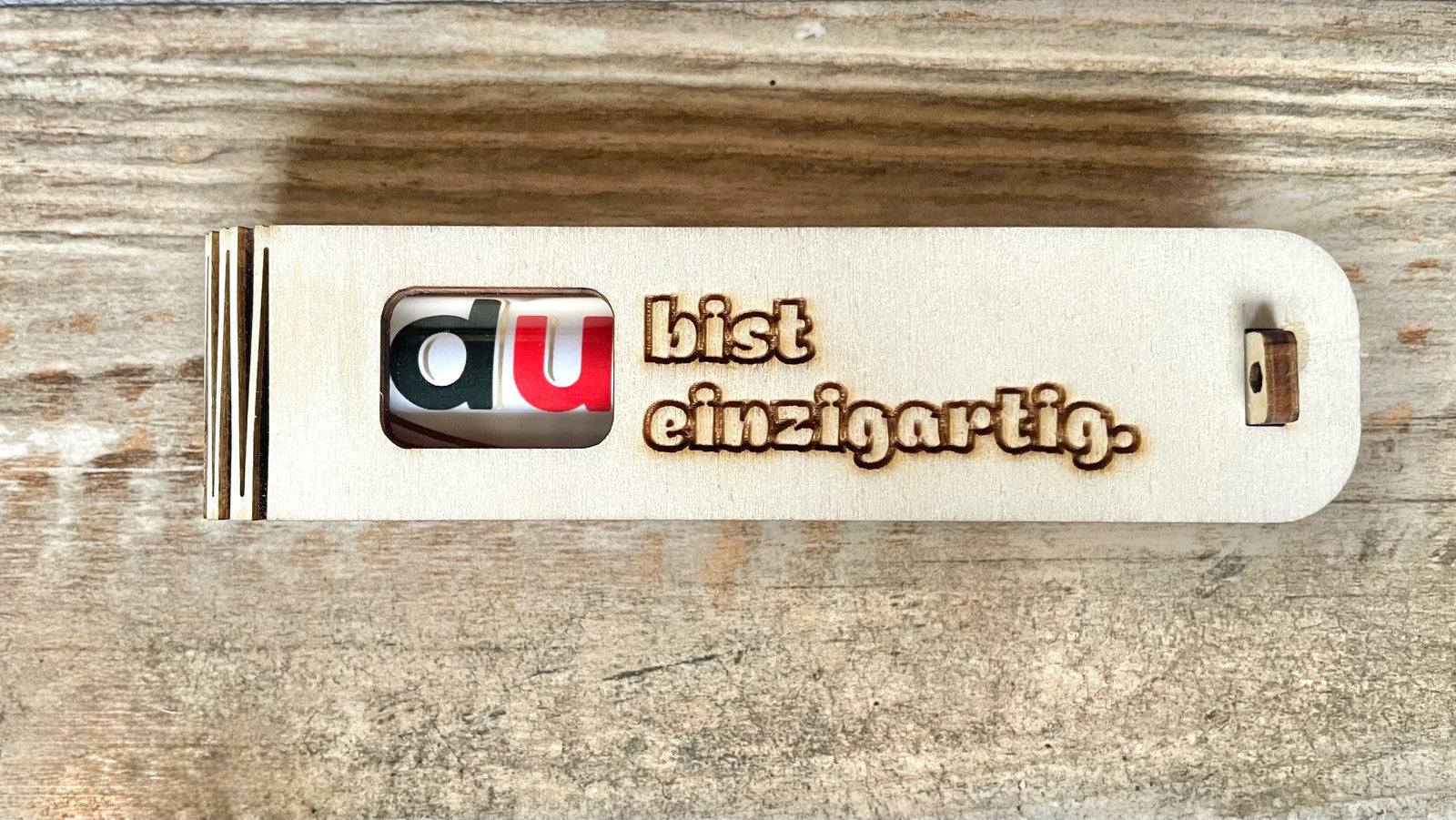 Gravierte Holz-Geschenkbox „Du bist einzigartig“ mit Duplo Schokoriegel als besondere Überraschung