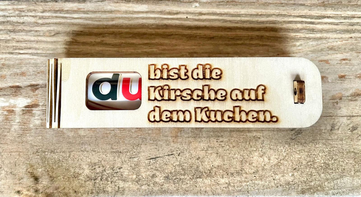Holzgeschenkbox mit Gravur „Du bist die Kirsche auf dem Kuchen“ und Duplo Riegel als süße Überraschung