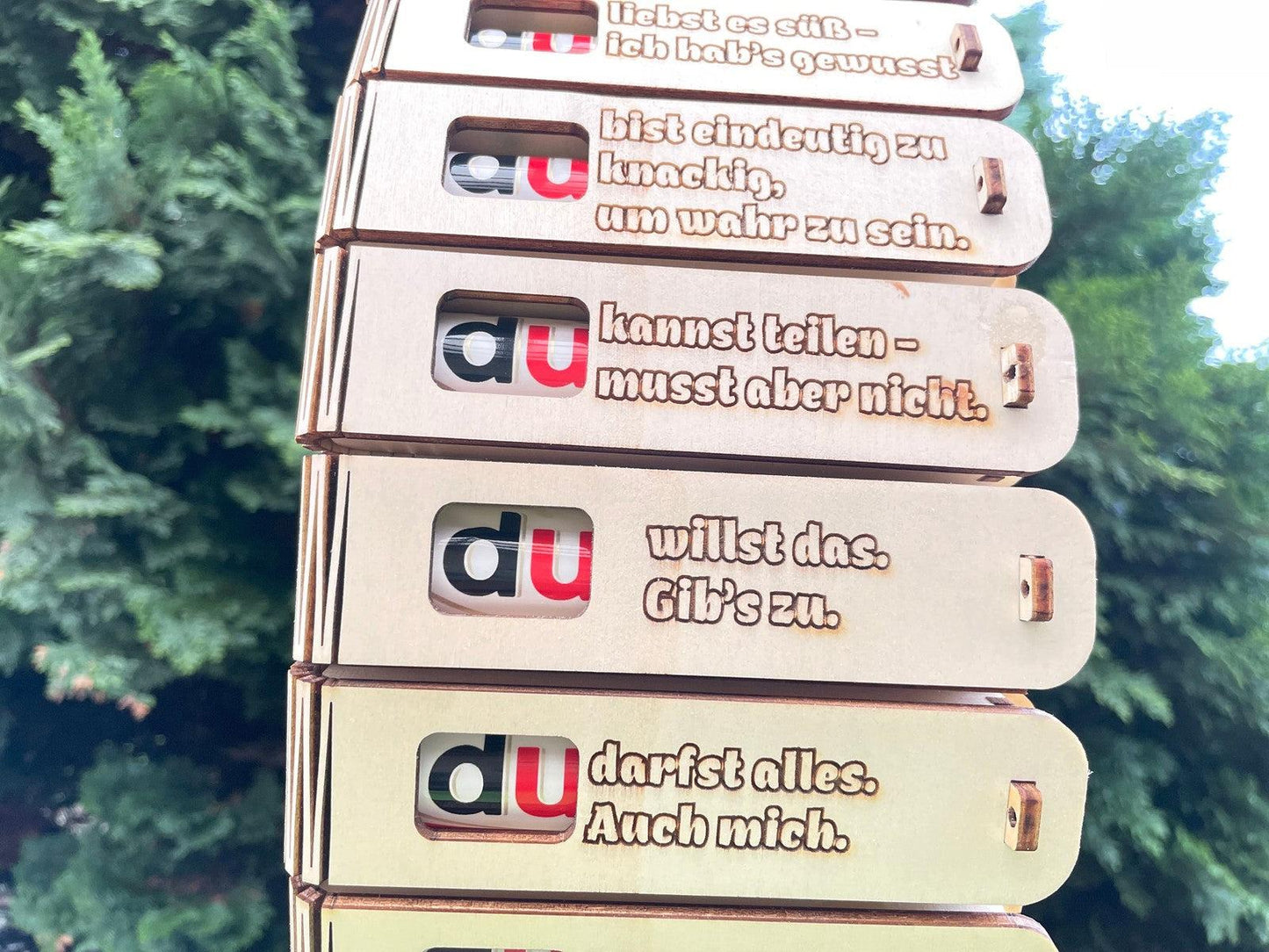 Holzgeschenkbox mit humorvoller Gravur „Du willst das – gib’s zu“ und Duplo als witzige Duplo Geschenkidee