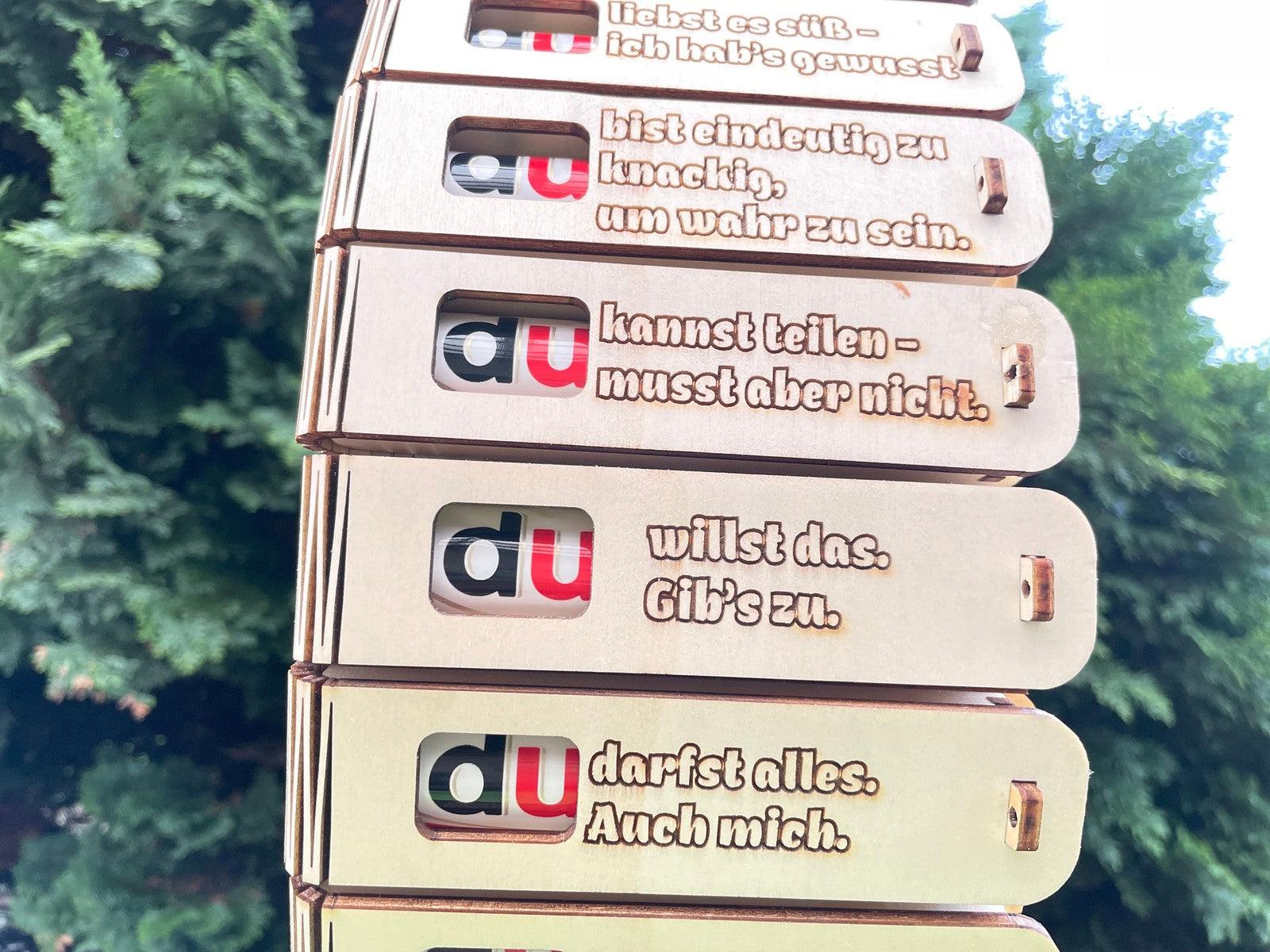 Holzgeschenkbox mit humorvoller Gravur „Du willst das – gib’s zu“ und Duplo als witzige Duplo Geschenkidee