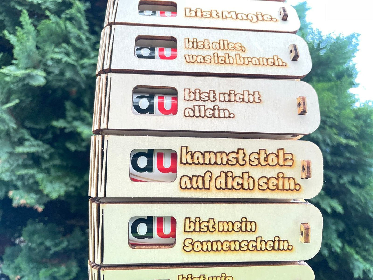 Geschenkbox mit Spruch „Du kannst stolz auf dich sein“ aus Holz mit Duplo Schokoriegel innen