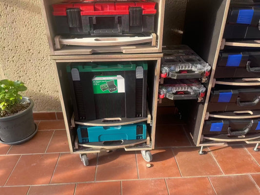 Bosch L-BOXX Rack 120 cm Rollcontainer mit Schubladen und integrierter Frässtation für effiziente Werkzeugorganisation