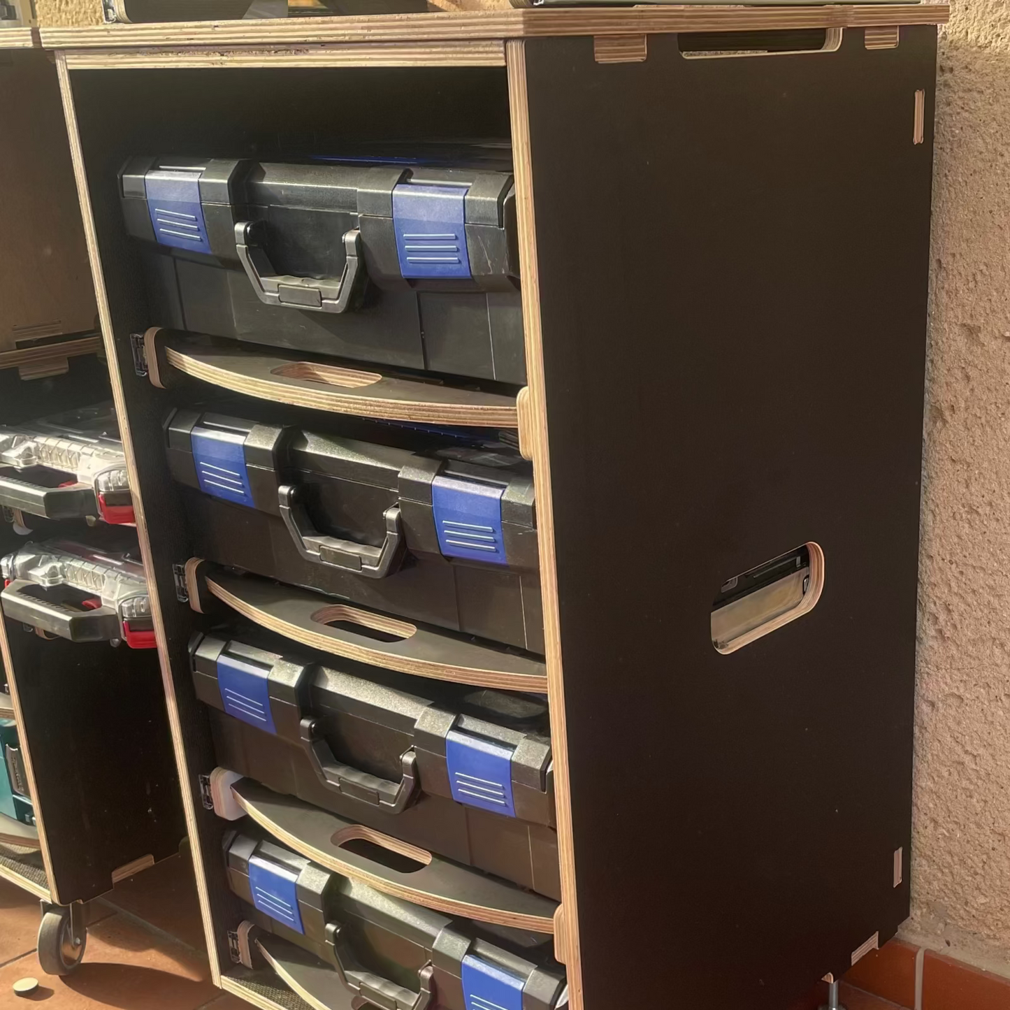 Modularer Rollcontainer mit Schubladen und integrierter Fräsvorrichtung in Werkstattumgebung