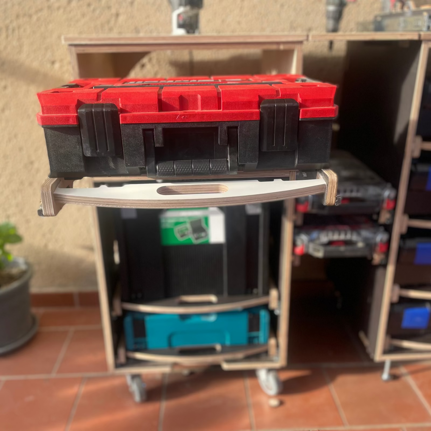 Hoher Rollcontainer mit Schubladen und integrierter Fräsvorrichtung, 120 cm Korpushöhe, modular verbindbar für Werkstatt und Garage