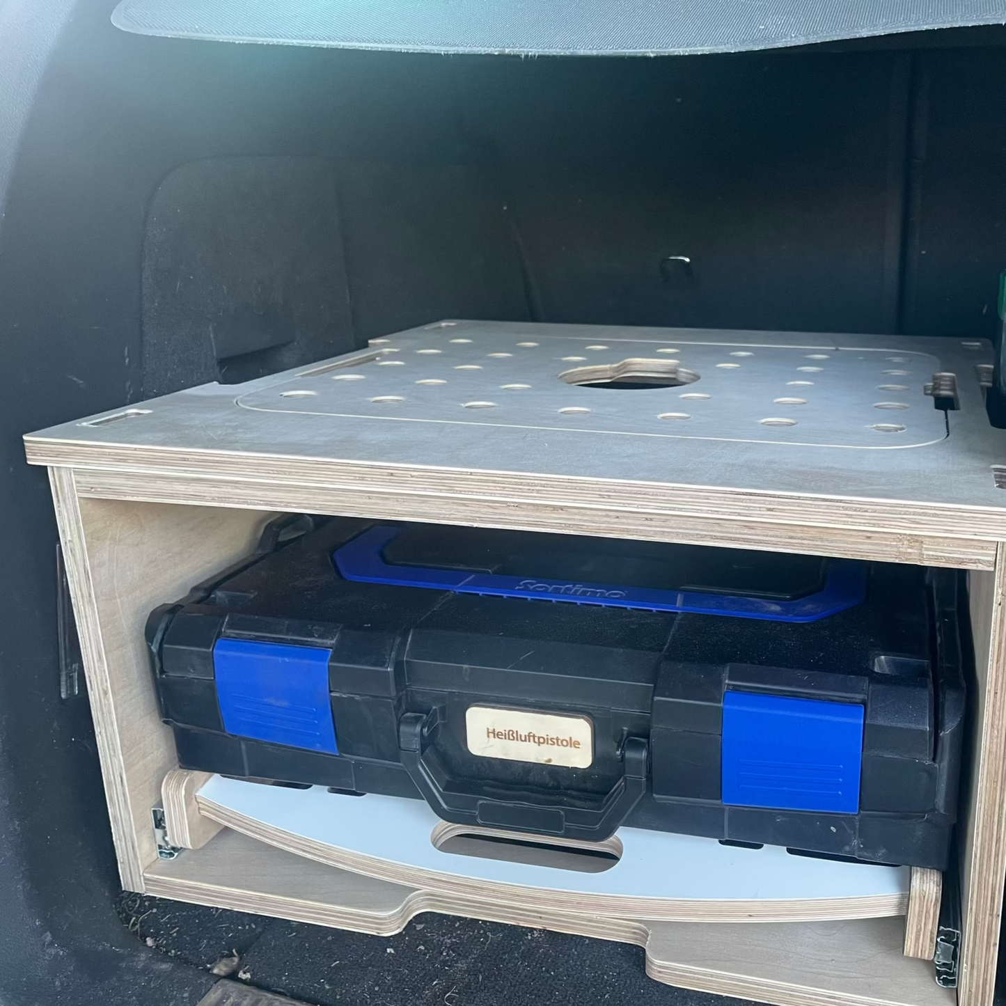 Kompakter Rollcontainer mit Schublade für Werkzeugboxen, stapelbar und mobil für Van, SUV und Transporter