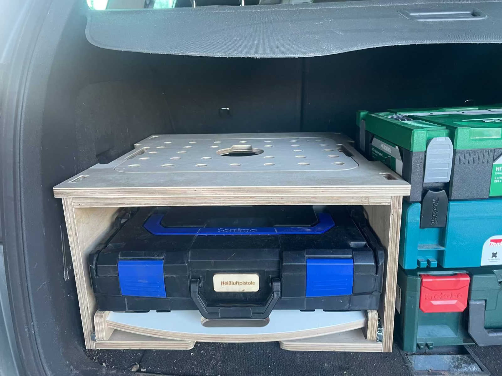 Kompakter, stapelbarer Rollcontainer mit Schublade für Werkzeugboxen in Van, SUV und Transporter