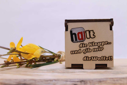Hanuta Geschenkbox mit frechem Spruch auf Holzbox und leckeren Hanuta Waffeln