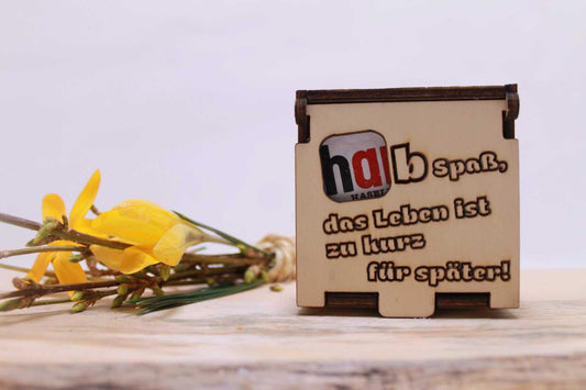 Holzbox mit Schokoladenfüllung und inspirierendem Spruch als Geschenkidee
