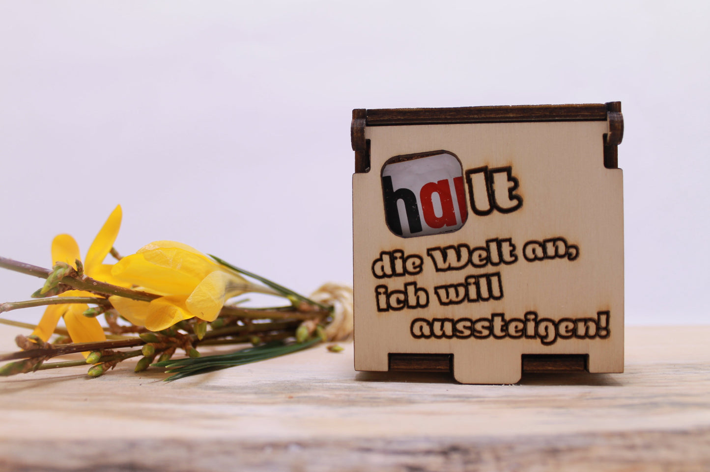 Hanuta Geschenkbox mit humorvollem Spruch in wiederverwendbarer Holzbox als Auszeit-Geschenk