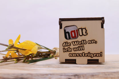Hanuta Geschenkbox mit humorvollem Spruch in wiederverwendbarer Holzbox als Auszeit-Geschenk