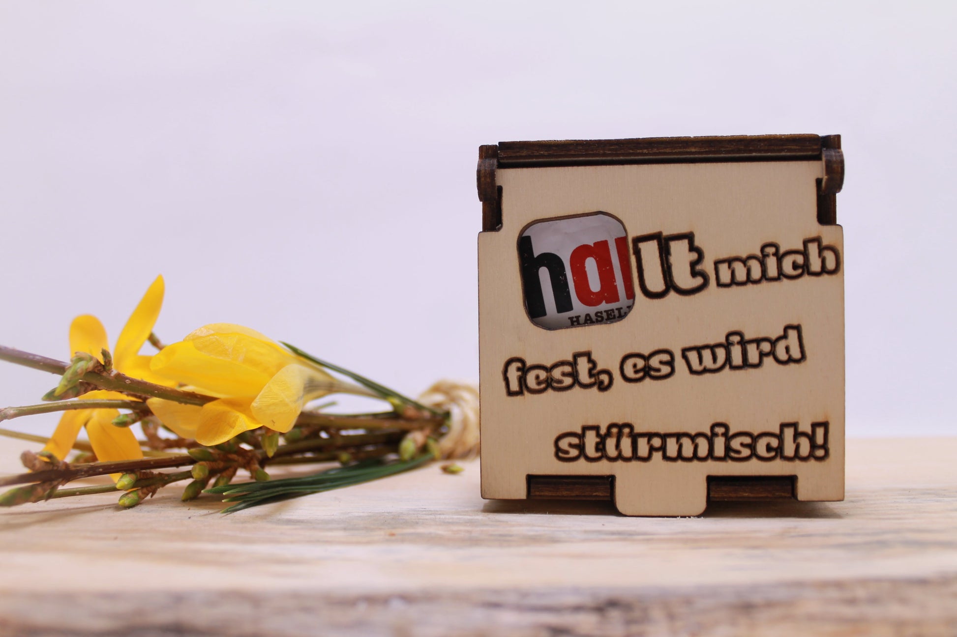Maxi Hanuta Geschenkbox in Holzbox mit Motivationsspruch und original Hanuta für Trost und Mut