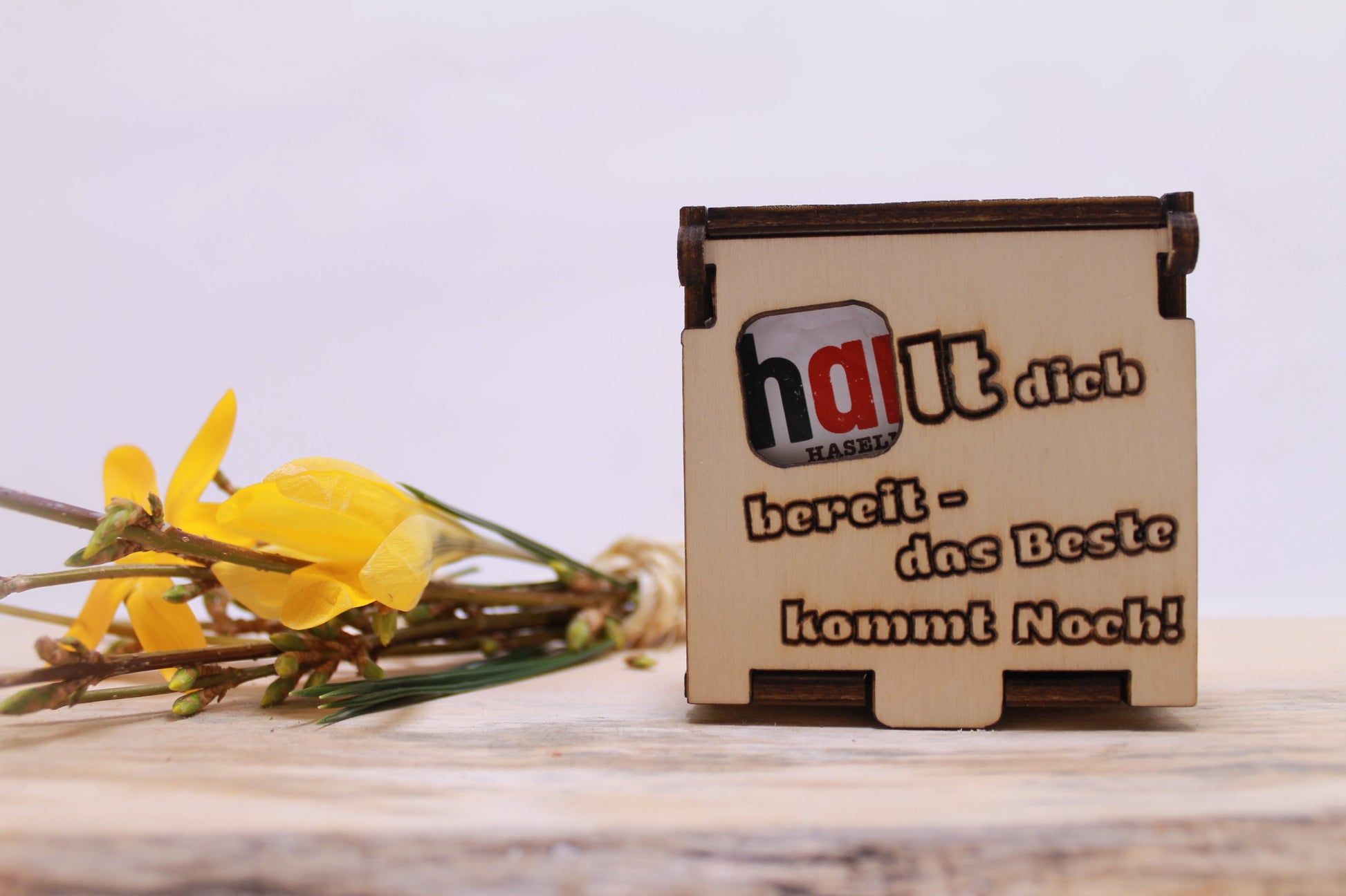 Hanuta Geschenkbox Holzbox mit inspirierendem Spruch und Hanuta für Motivation und Freude