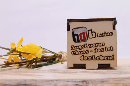Hanuta Geschenkbox mit motivierendem Spruch in Holzbox, ideal als Geschenk für Freunde