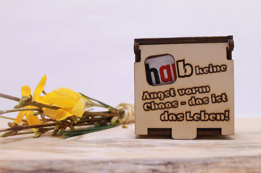 Hanuta Geschenkbox mit motivierendem Spruch in Holzbox, ideal als Geschenk für Freunde